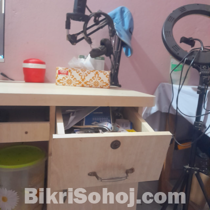 WITHE BOARD COMPUTER TABLE